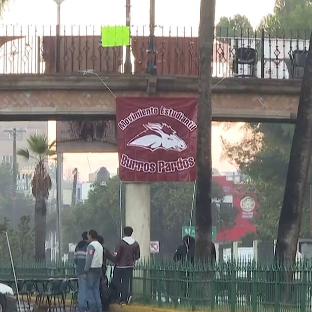 Alumnos Mantienen Plantón y Bloqueo en Venustiano Carranza en Saltillo, Coahuila